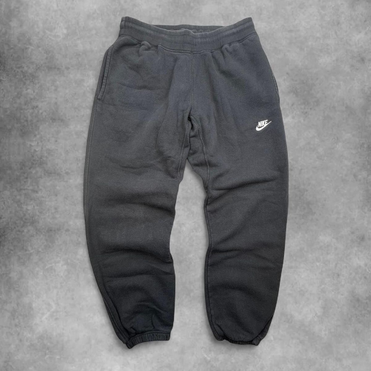 Nike Pantaloni: Nike sweatpants dark grey – Usato da Erlinsbach SO venduto da TogaResell