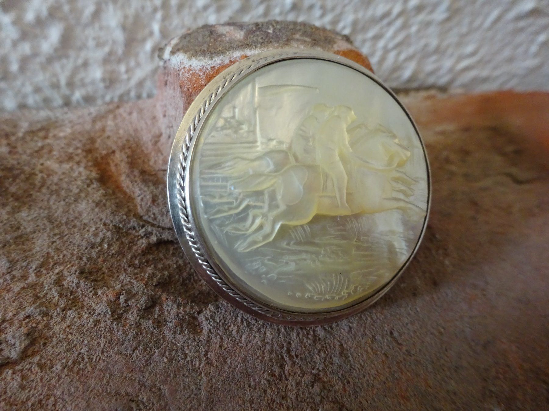 Spille & Fermagli: Brosche Pferd Derby Perlmutt / Silber – Usato da Esslingen venduto da FetteSchnecke 2