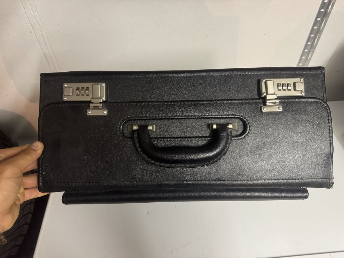 Valises & Sacs: Valigetta portadocumenti pelle nera con combinazione usato – D'occasion à Bäretswil par has_m87w