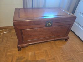 Asiatische Truhe Holz mit Messingbeschlag guter Zustand