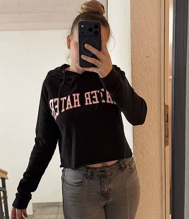 SCHWARZER CROPPED HOODIE