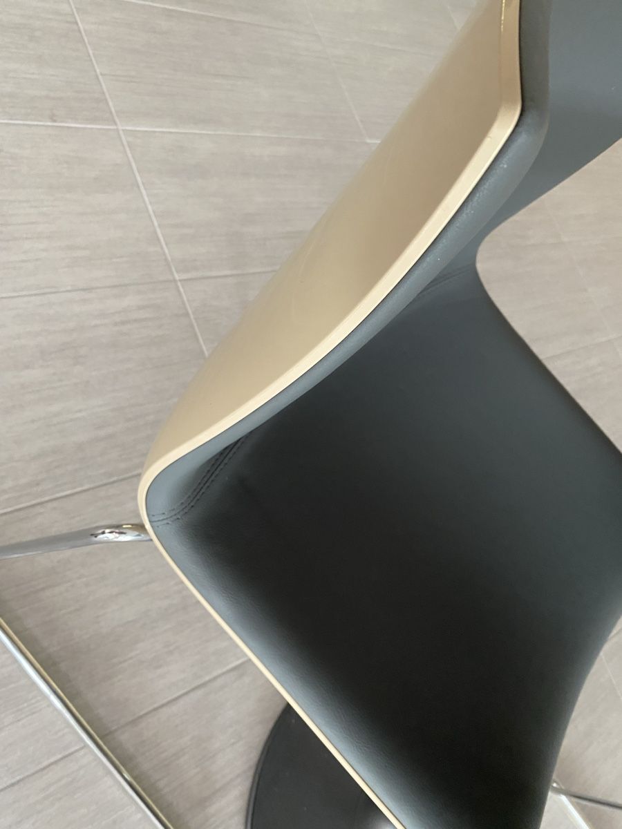 Set di tavolo e panche: Tisch und zwei Stühle von Arper – Usato da Hägglingen venduto da Karin0802 5