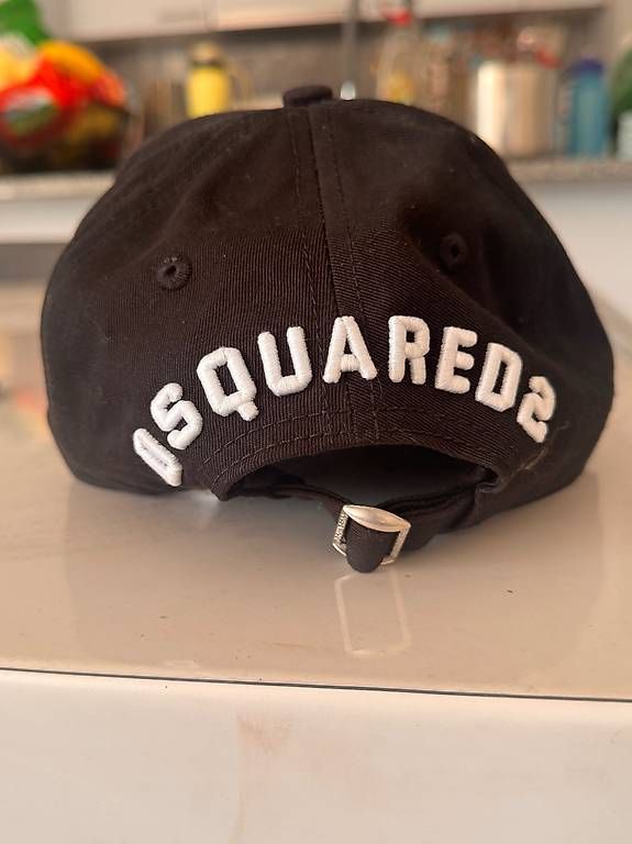Chapeaux, bonnets & casquettes: DSQUARED2 Dsquared hat cappellino, originale e nuovo – D'occasion à Vacallo par bbo_9r85 3