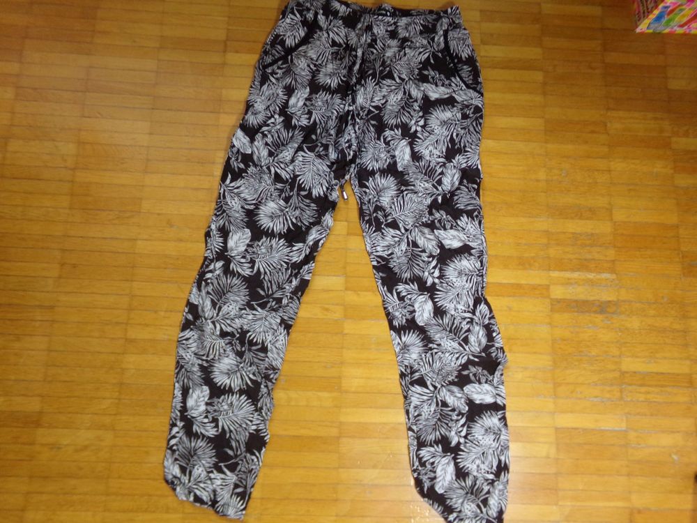 Damen Sommer Hose schwarz mit Blättern Gr. S Chicorèe | Kaufen auf Ricardo