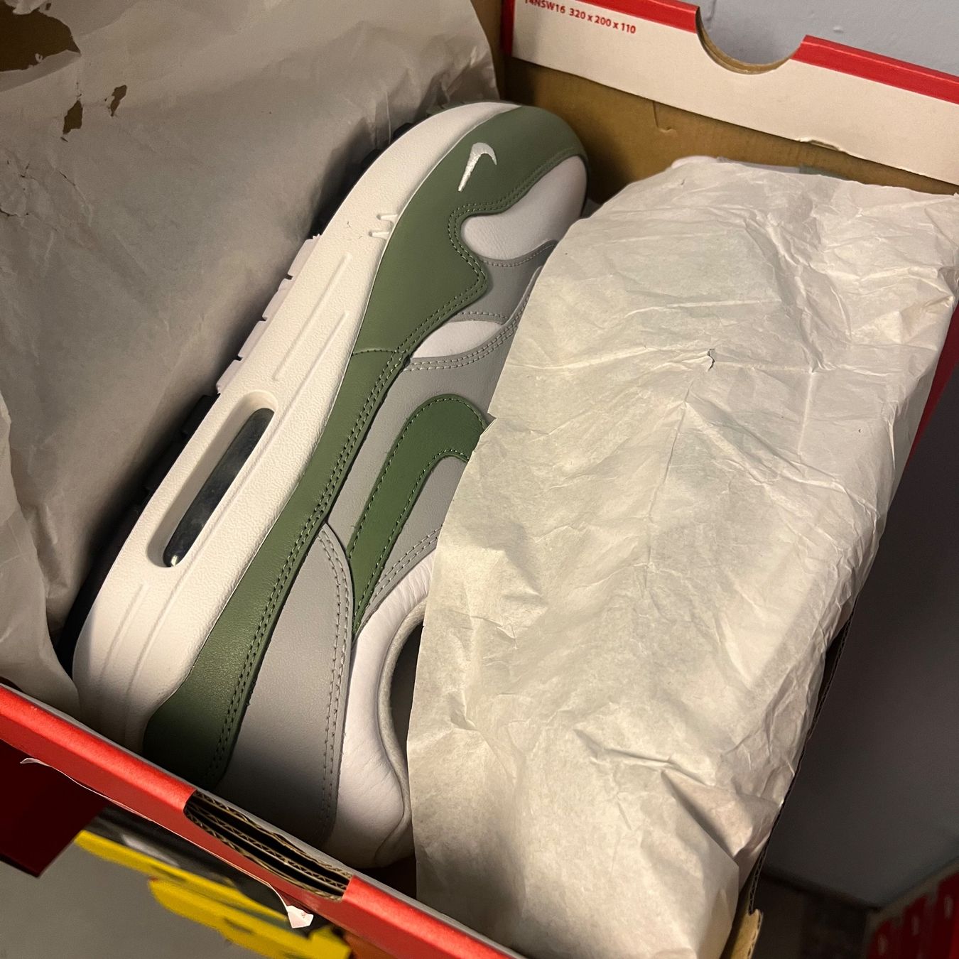 Nike Scarpe da uomo: Nike Air Max 1 Mini Swoosh Sage – Nuovo (secondo la descrizione) da Winterthur venduto da LaBodega