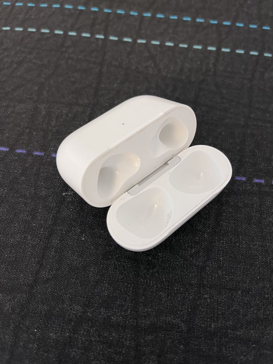 Apple Ladegerät: AirPods 3 Ladecase A2897 – Gebraucht aus Ballwil von lucky_wildiron