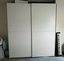 Moderner Schwebetürenschrank (weiss, 170x195 cm)
