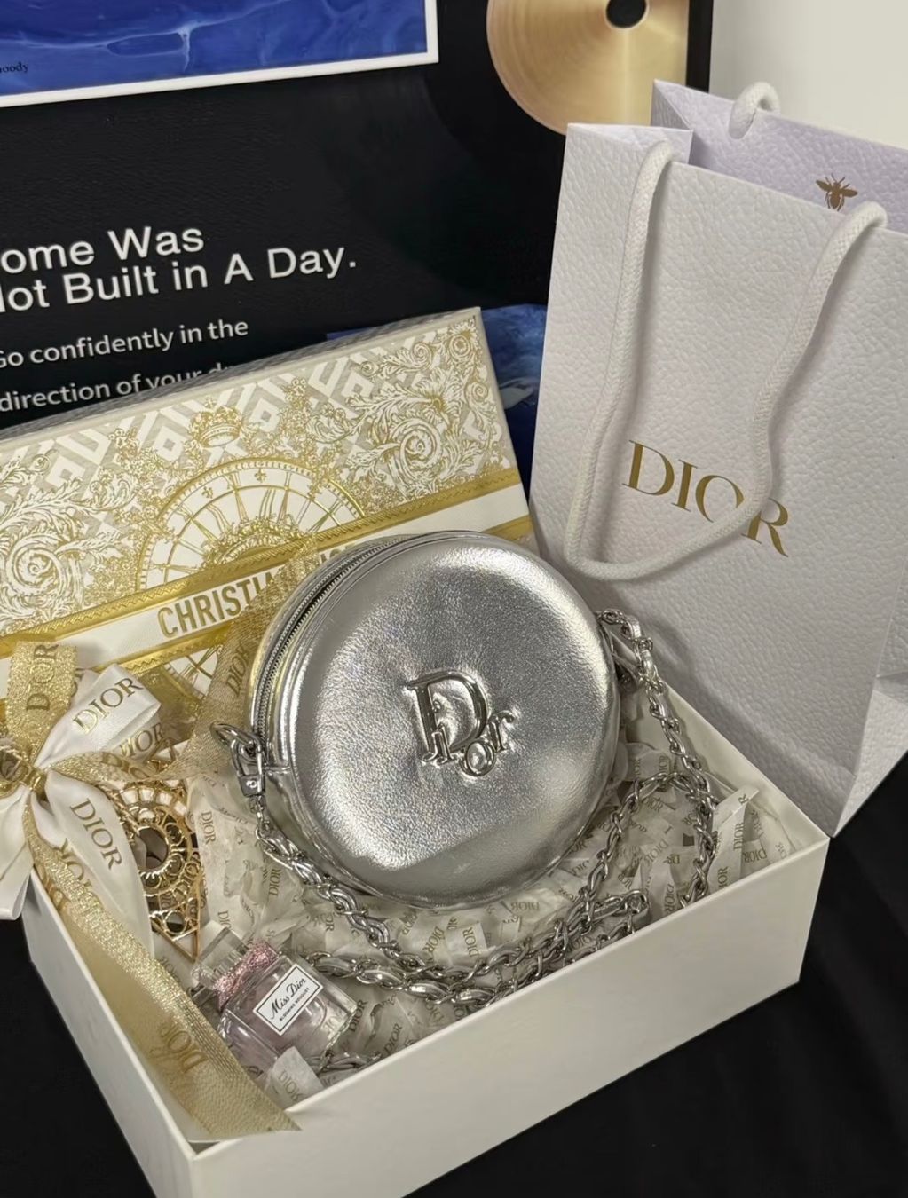 Borse: Dior runde Tasche silberfarben mit Kette – Nuovo e nell'imballaggio originale da Chur venduto da Madeys