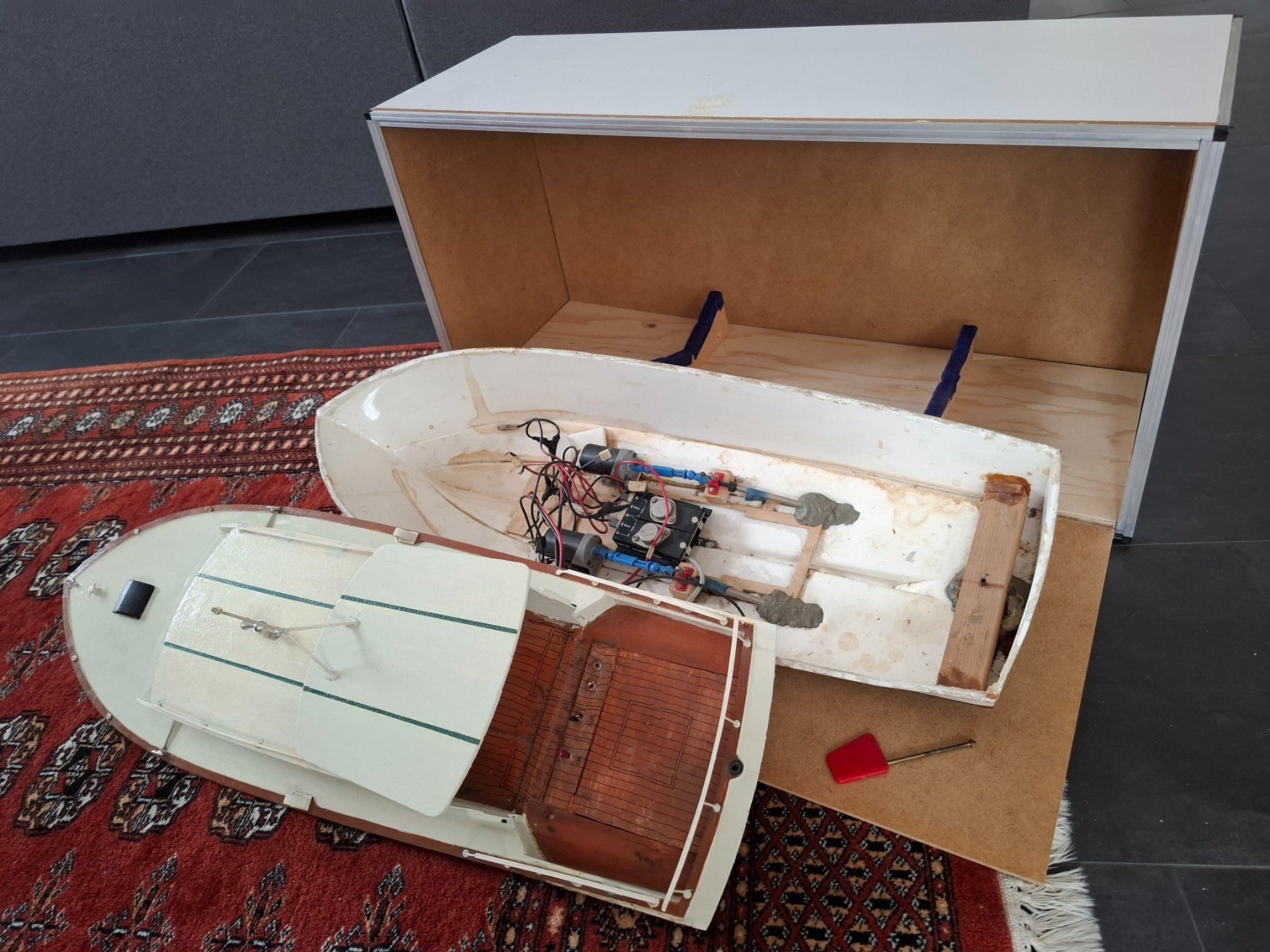 Graupner RC Modellbau: Graupner RC Modellboot Commodore mit Transportbox – Defekt aus Chabrey von fluvius 1