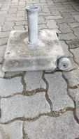 Sonnenschirmständer Beton mit Rollen, Grau, 1 Rolle klemmt