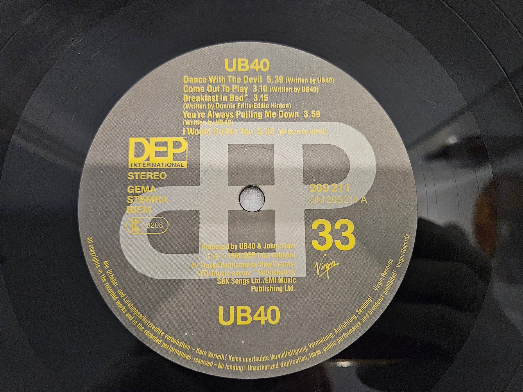 Dischi in vinile: UB40 – UB40 (LP, Reggae) – Usato da Uster venduto da Vinyl-Leidenschaft 4