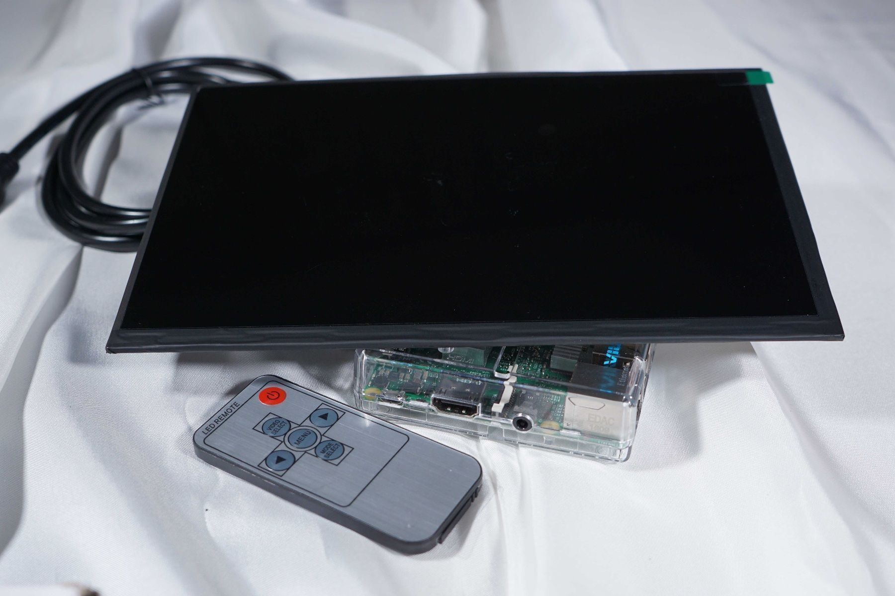 PC: Raspberry Pi 3 Mod. B mit Bildschirm-Set – Nuovo (secondo la descrizione) da St. Gallen venduto da Acer0110