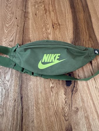 Grüne Nike Bauchtasche