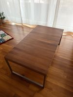 Schöner Couchtisch aus Holz mit Metallgestell