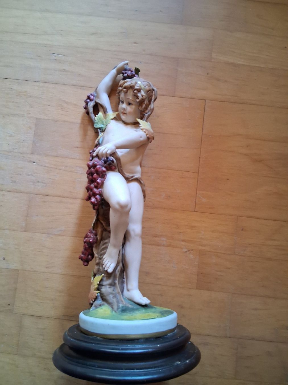 Figuren: Porzellan Figur mit Weintrauben – Gebraucht aus Lengnau von robinie02