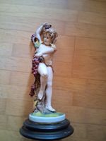 Porzellan Figur mit Weintrauben