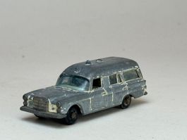 GB- Matchbox Mercedes Krankenwagen 1/66