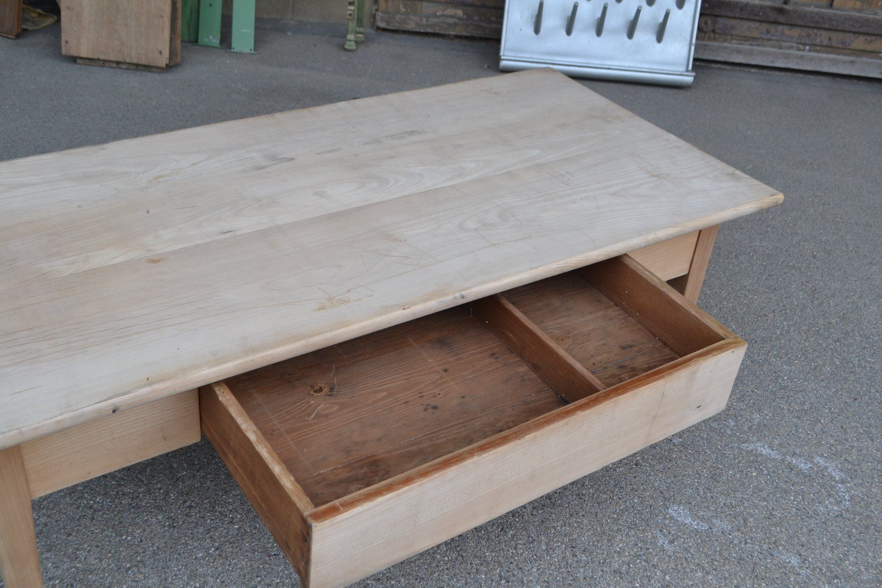 Tavoli: Antiker Couchtisch mit Schublade – Usato da Wil SG venduto da Athi 5