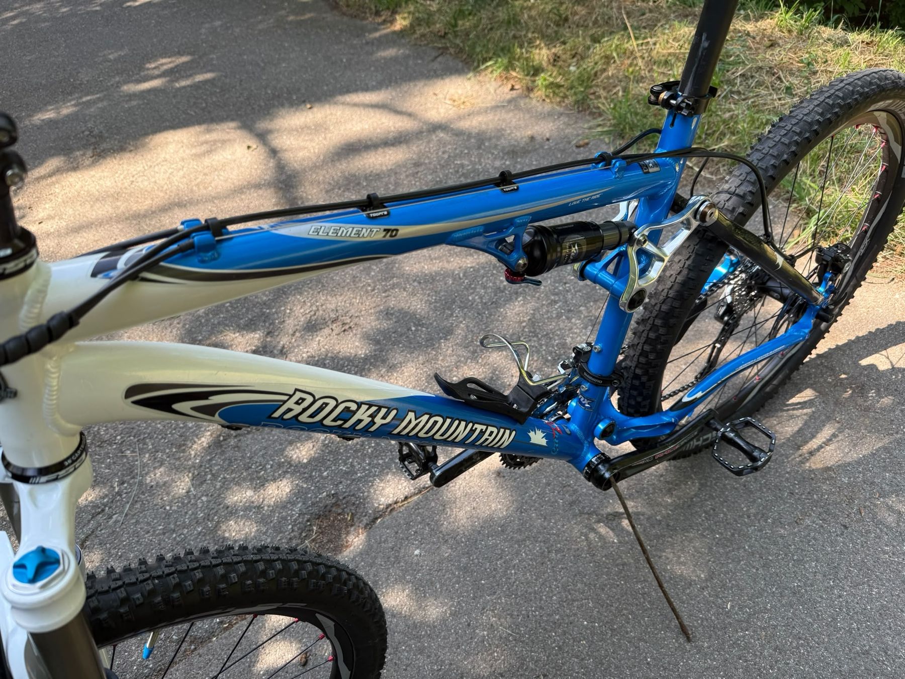 Rocky Mountain Bicycles Vélos: Fully Velo Rocky Mountain mit neuen Komponenten – D'occasion à Winterthur par kar_d9n9 8