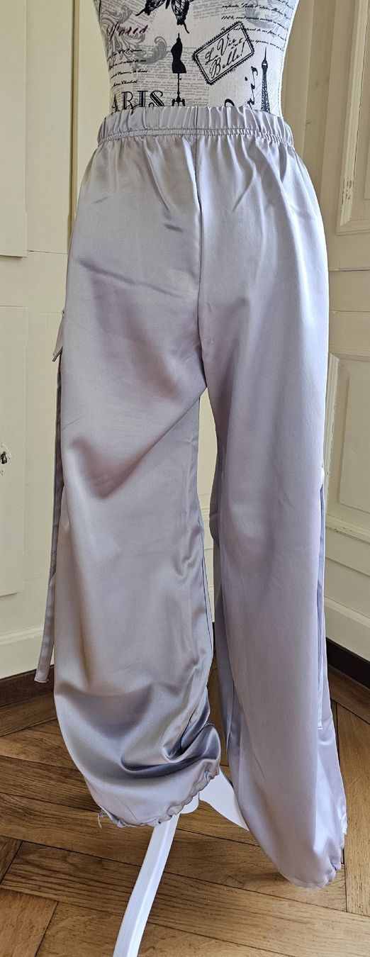 Bershka Pantaloni: Satin Hose Bershka, hellgrau, Gr. M – Nuovo (secondo la descrizione) da Mitlödi venduto da sassi31 2