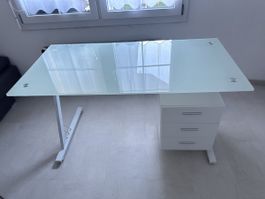 Schreibtisch weiss mit Glasplatte und drei Schubladen