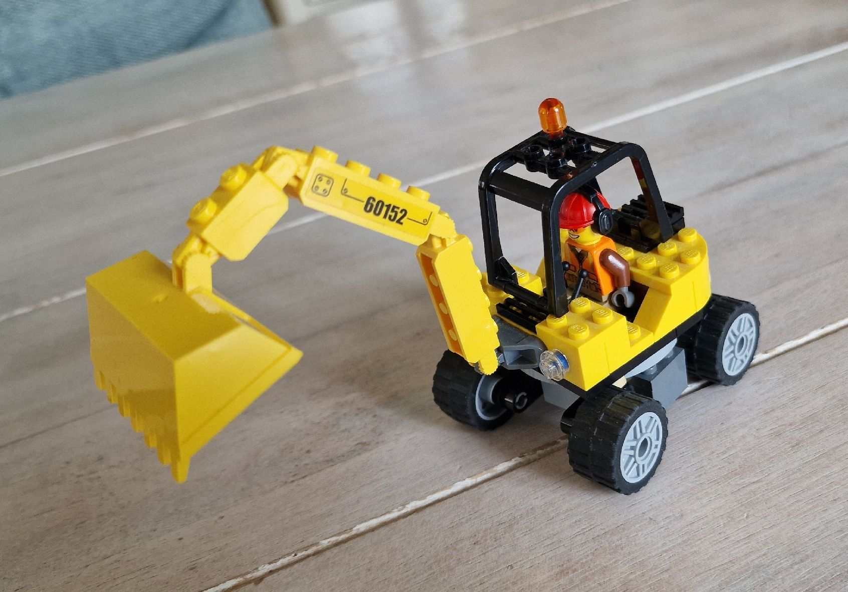 Lego Giocattoli: Lego City Set 60152 - LKW mit Bagger – Usato da Suhr venduto da Sbume 5