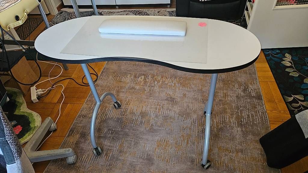 Tavoli: Table de manucure professionnelle pliante avec repose-main – Usato da Geneve venduto da Point-Boutique