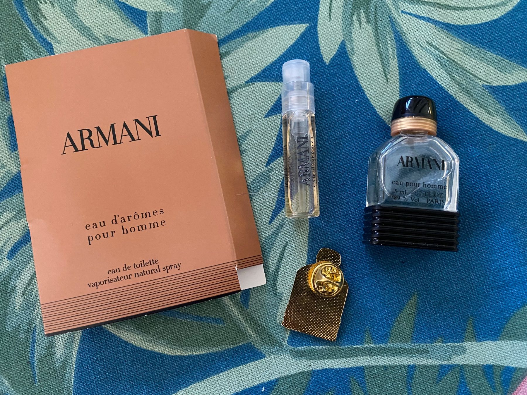 Armani Parfums & Eau de Toilette: Miniatures Armani avec pin's – Neuf avec emballage d'origine à Bouveret par wes_7zll 1