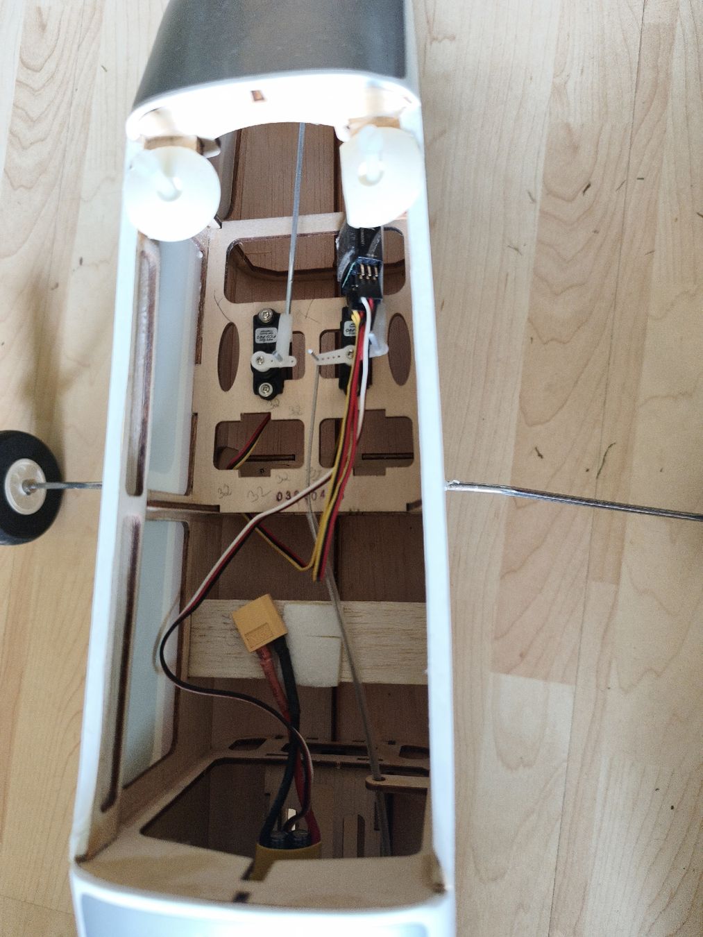Modellismo RC: Cooles selbstgebautes Anfängerflugzeug Elektro – Usato da Gontenschwil venduto da Jeepli1970 2