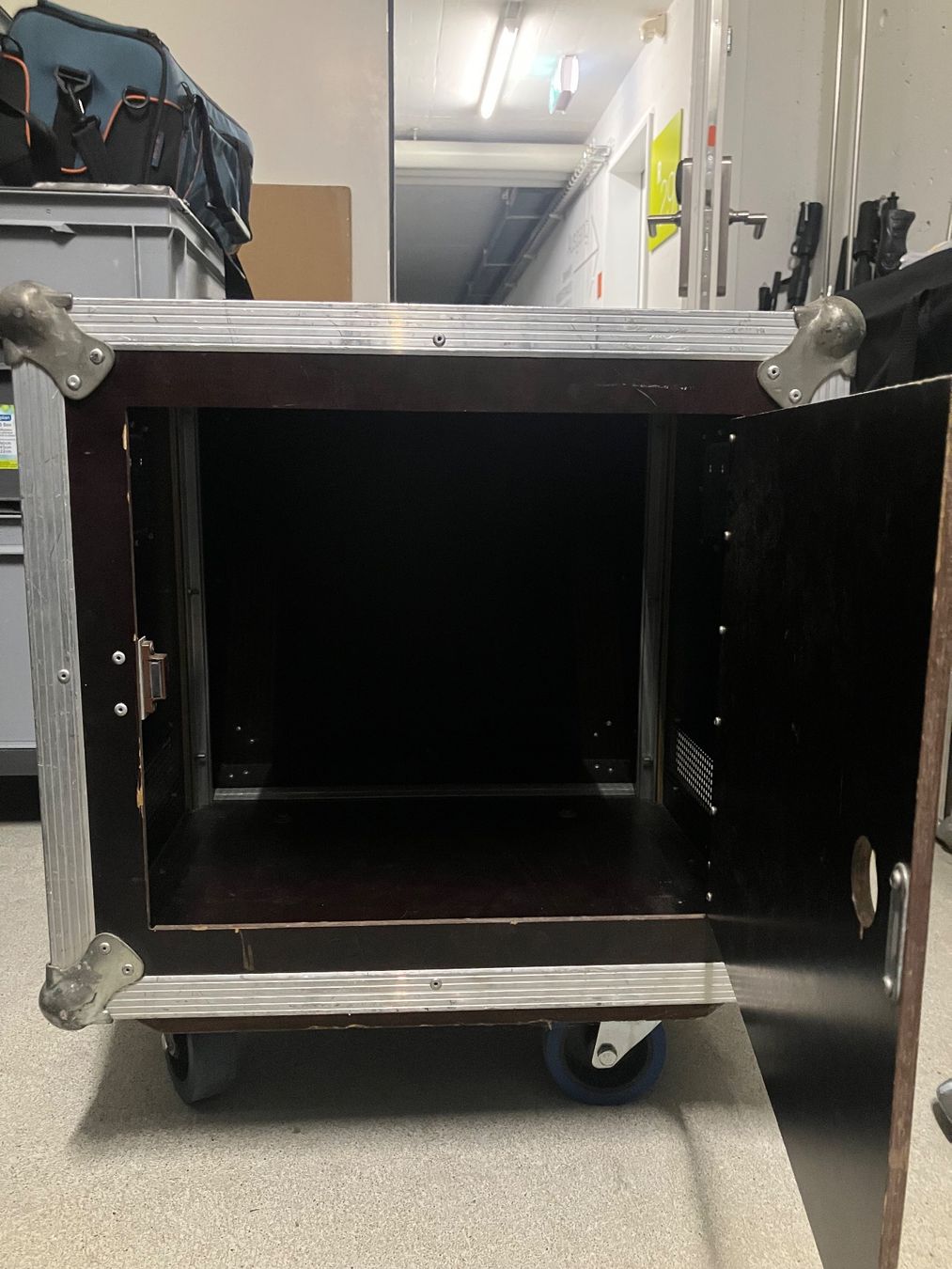 Altri accessori: 10 HE 19"-Rack mit 4 Bluewheel-Rollen – Usato da Winterthur venduto da mikehasler 1