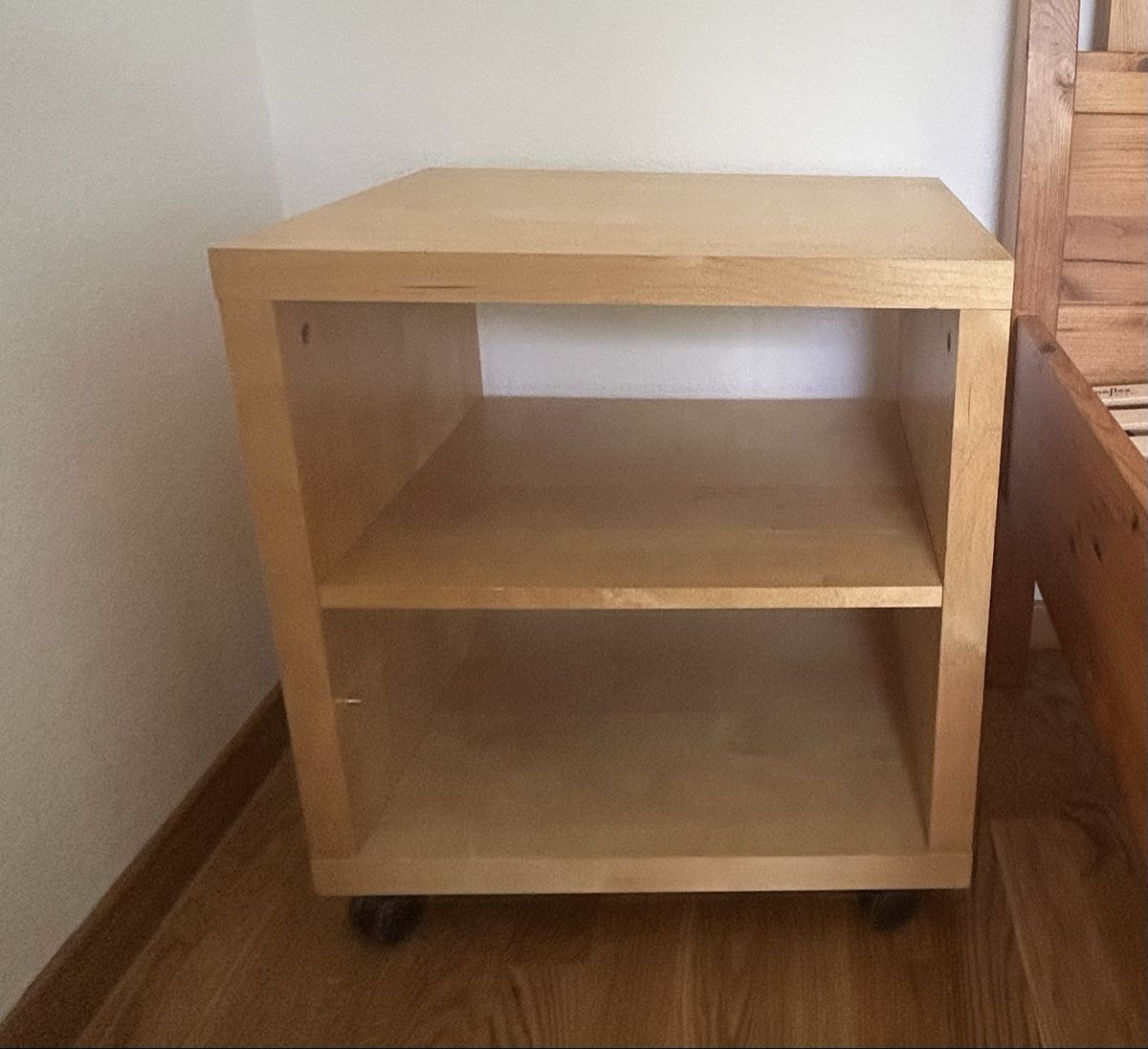 Tables de nuit: Nachttisch Holz mit Rollen – D'occasion à Männedorf par kuhgel