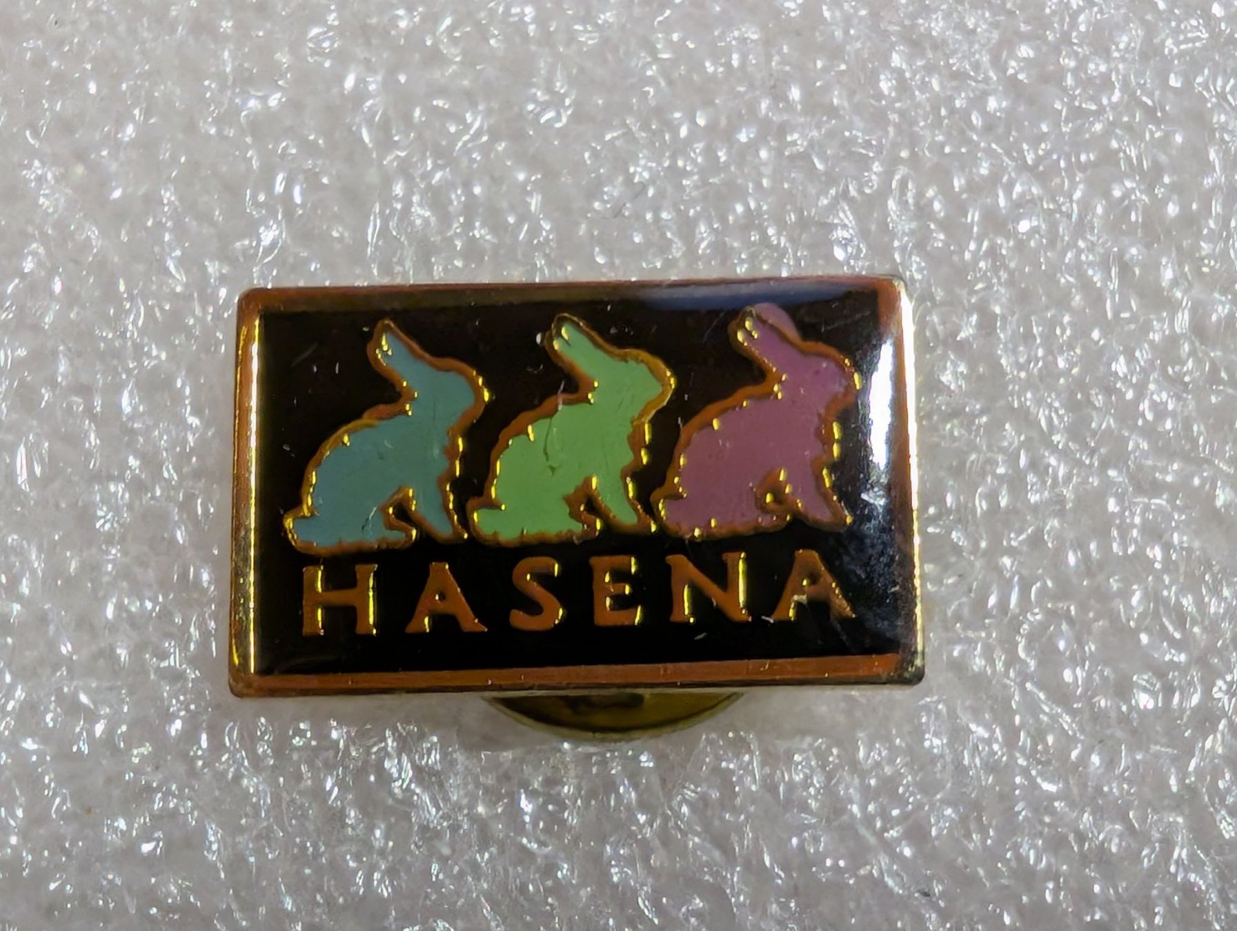 Plaketten & Abzeichen: Ansteckpin 245: Hasena – Gebraucht aus Oppligen von Pin-Fall-Shop