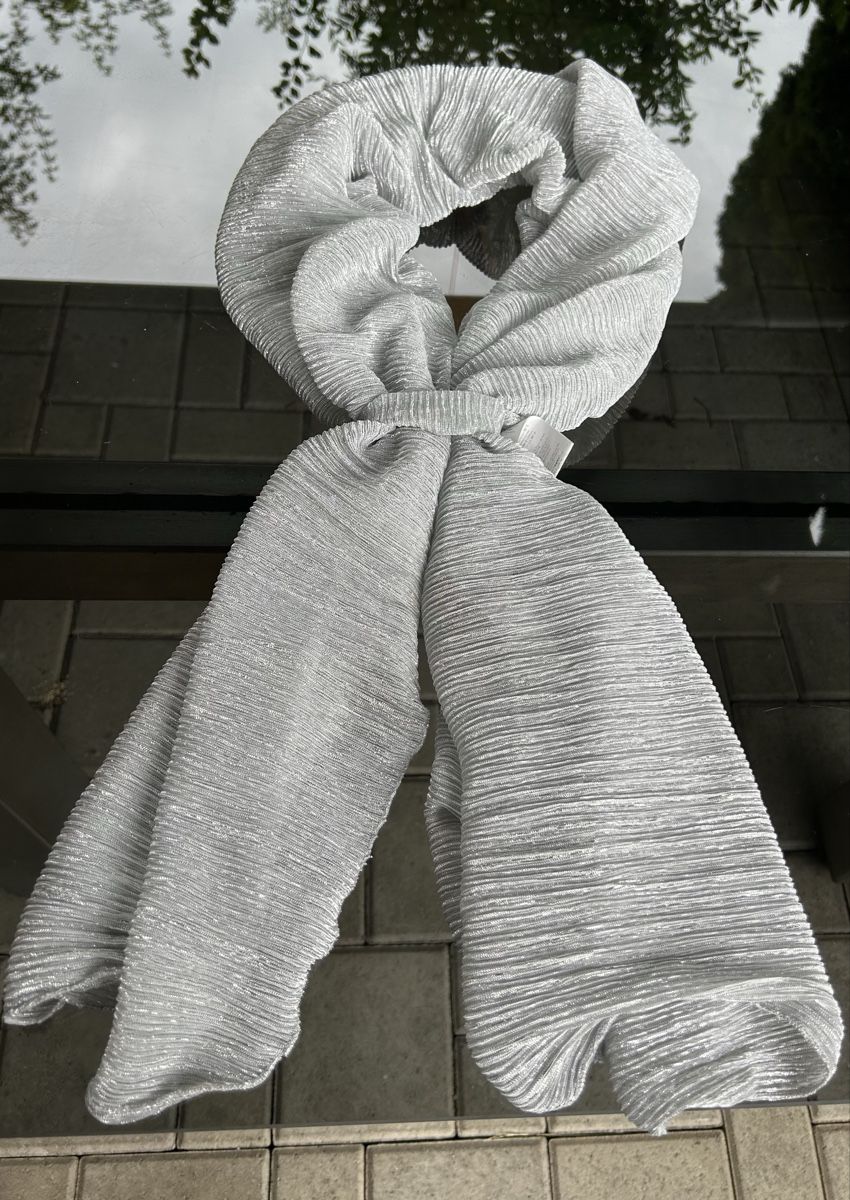 Foulard & Sciarpe: Lightweight Silver Scarf. Elegant Accessory for Summer! – Nuovo (secondo la descrizione) da Saland venduto da ele_vc96 2