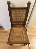Zwei Antike Stühle mit Rattangeflecht