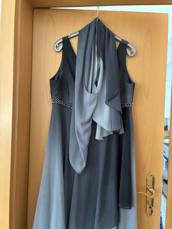 Abendkleid grau mit Stola und Perlenbesatz Zustand einmal ge