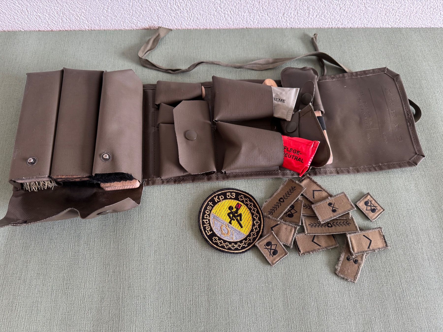 Prodotti di pulizia: Schuhputzzeug Schweizer Armee – Usato da Frauenfeld venduto da difi67