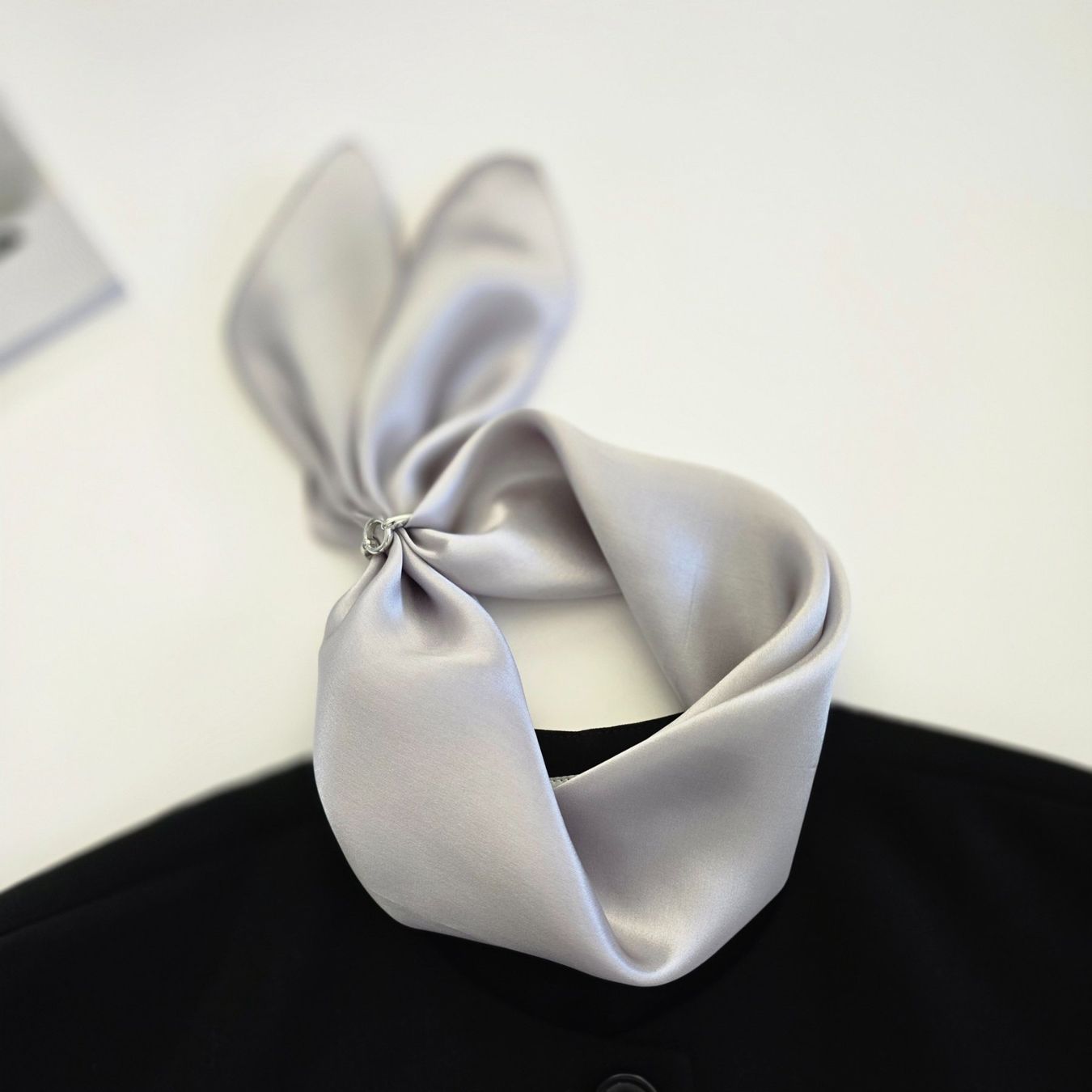 Foulard & Sciarpe: New 53cm Silk Scarf Square Silver Light Grey Plain Color – Nuovo e nell'imballaggio originale da Baar venduto da virginiablossoms
