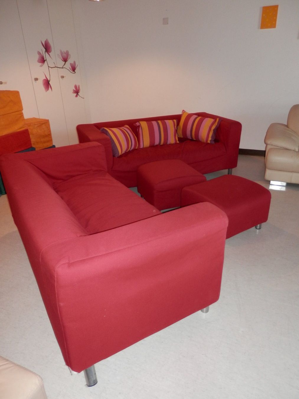 Divani: Doppelsofa Stoff rot mit 2 Hockern – Usato da Mönchaltorf venduto da roo_tq9q 2