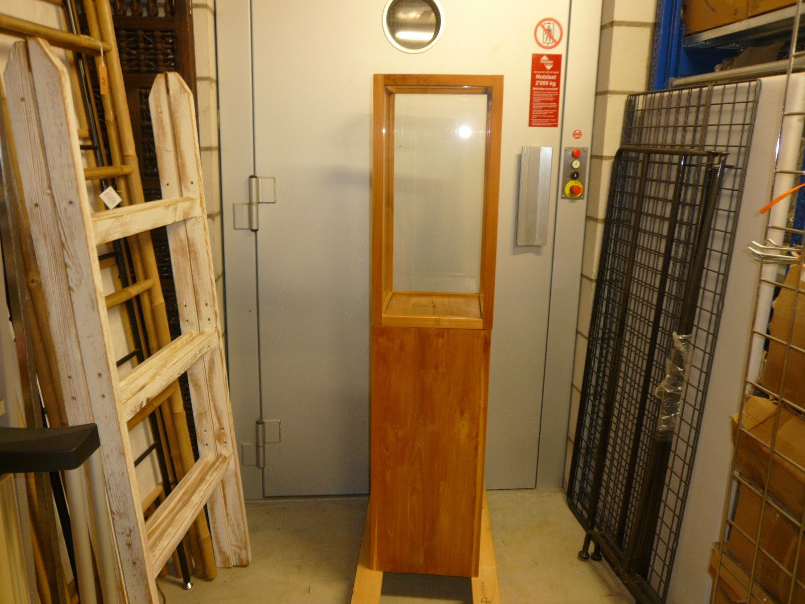 Vitrinen: Vitrine Säule – Gebraucht aus Safnern von Hwinner