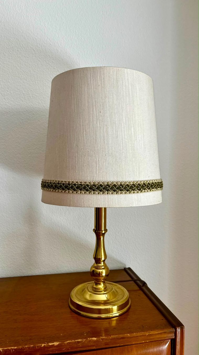 Lampen: Vintage Tischlampe Messing mit Stoffschirm – Gebraucht aus Münchenstein von sil_h6c9