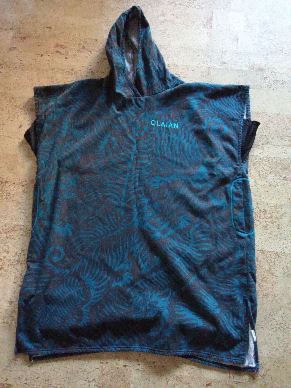 Teli da bagno: Poncho OLAIAN mit Kapuze Muster Blau Anthrazit Junior  – Usato da Lauterbrunnen venduto da Idi13