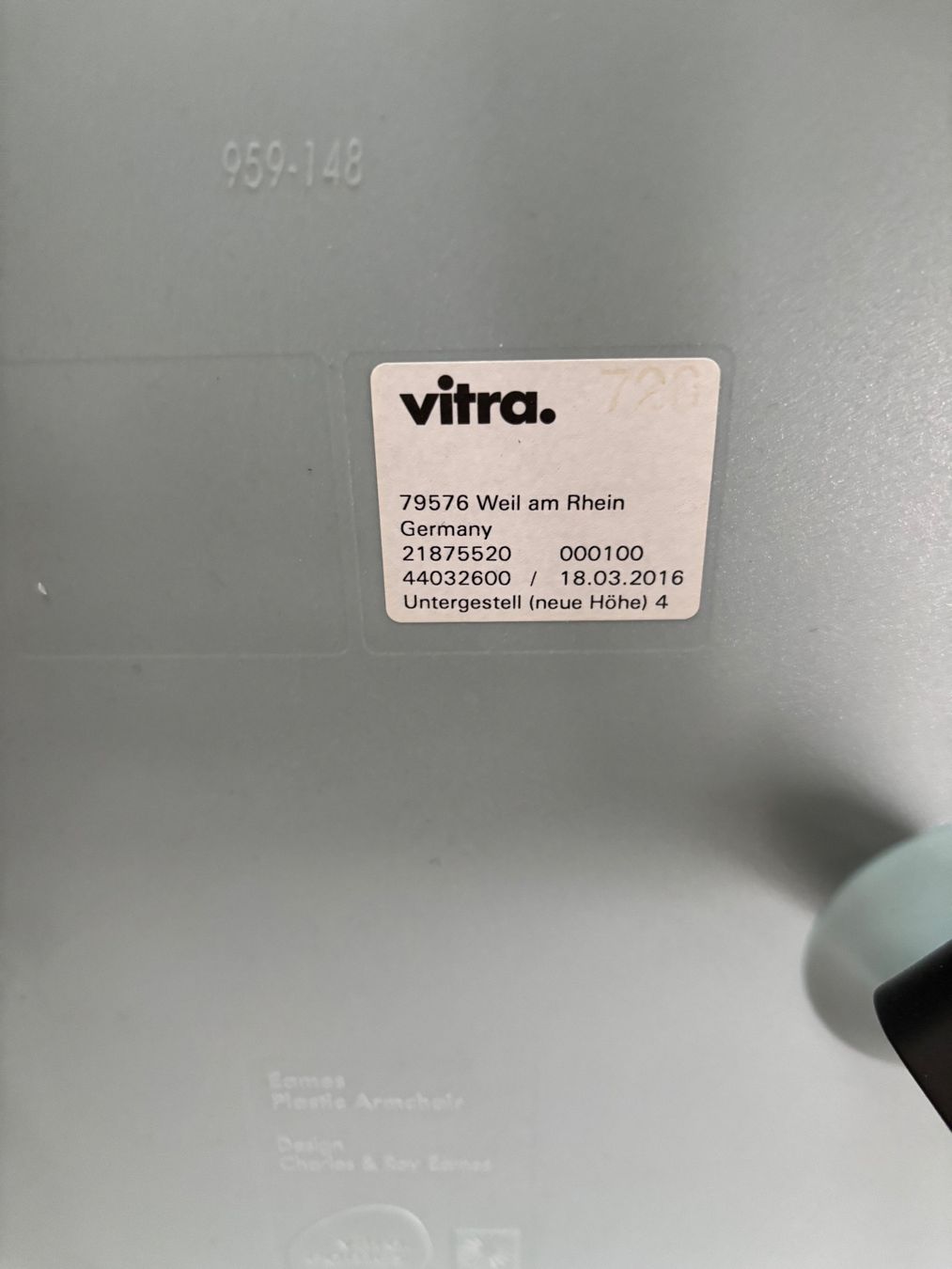 Vitra Sedie: 4 Vitro Eames Plastic Arm Chair DAW Eisgrau mit Sitzpolster – Usato da Männedorf venduto da mul_2t5j 3
