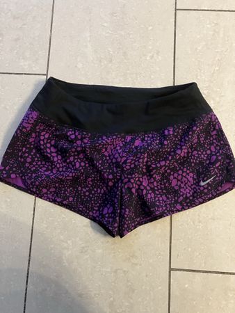 Short Nike Dri-FIT violet/noir, taille S!