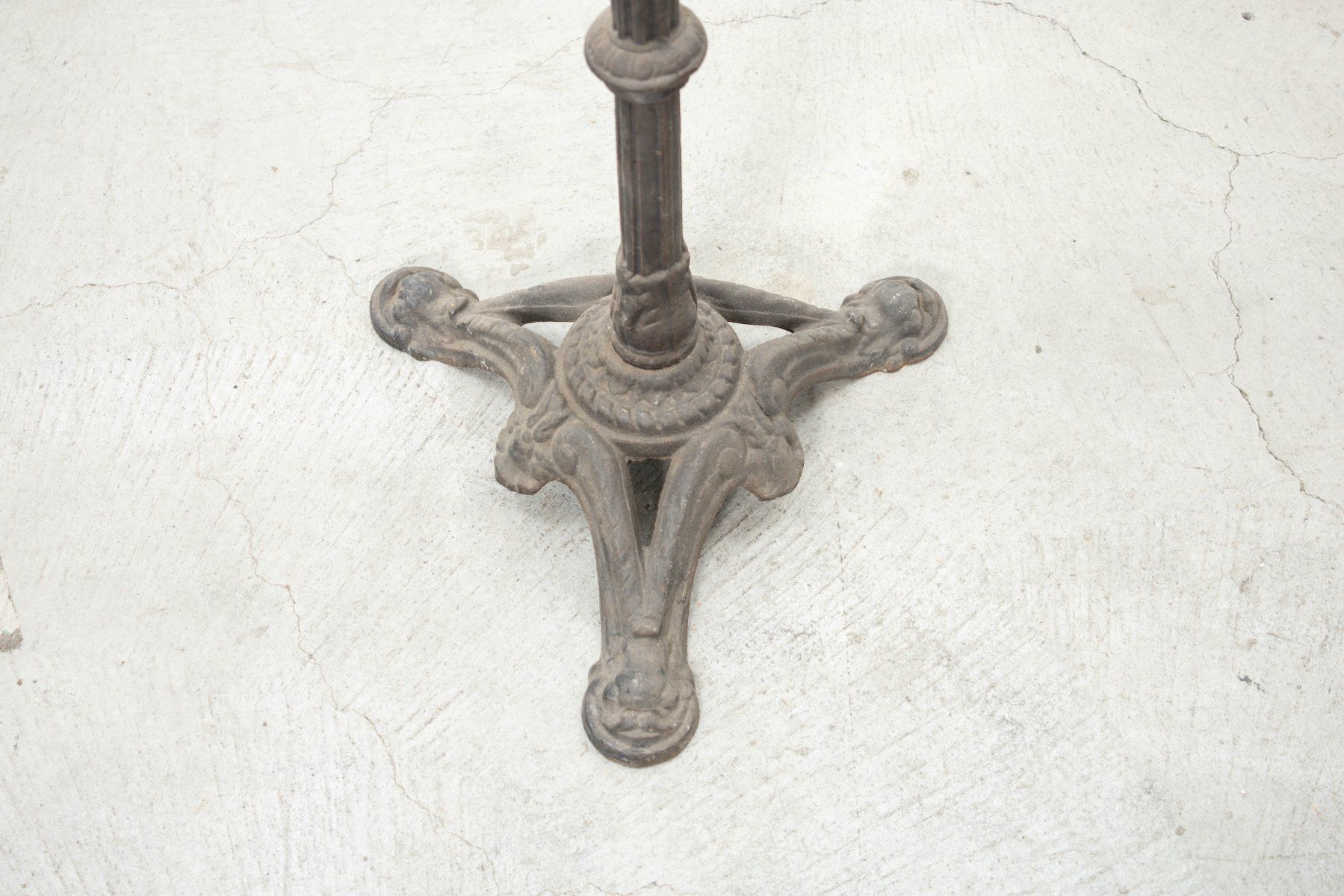 Altri mobili: Gusseisenfuss / Tischfuss A / Höhe ca. 66 cm – Usato da Zürich venduto da ZuercherBrockenhaus 2