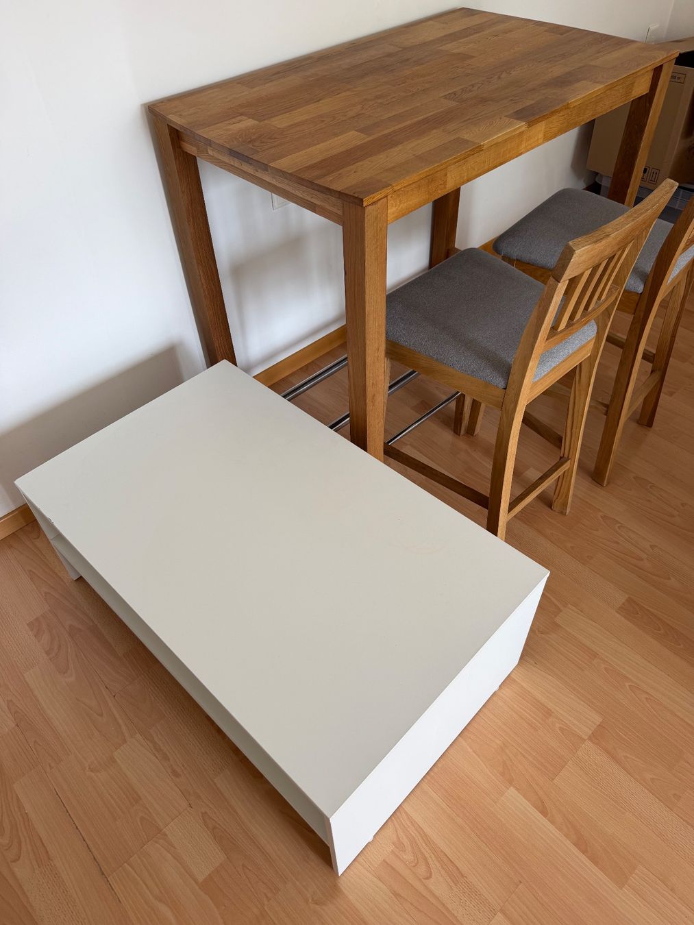 Set di tavolo e panche: Bartisch aus Holz mit 2 Barhockern + GRATIS Couchtisch – Usato da Basel venduto da mpa_yf6x 3