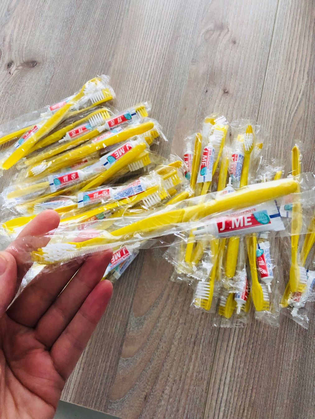Cura dei denti: 100 Pcs - brosses à dents jetables – Nuovo e nell'imballaggio originale da Delémont venduto da Emi-98 1
