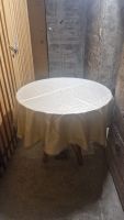 Table ronde en rotin avec plateau en verre. 