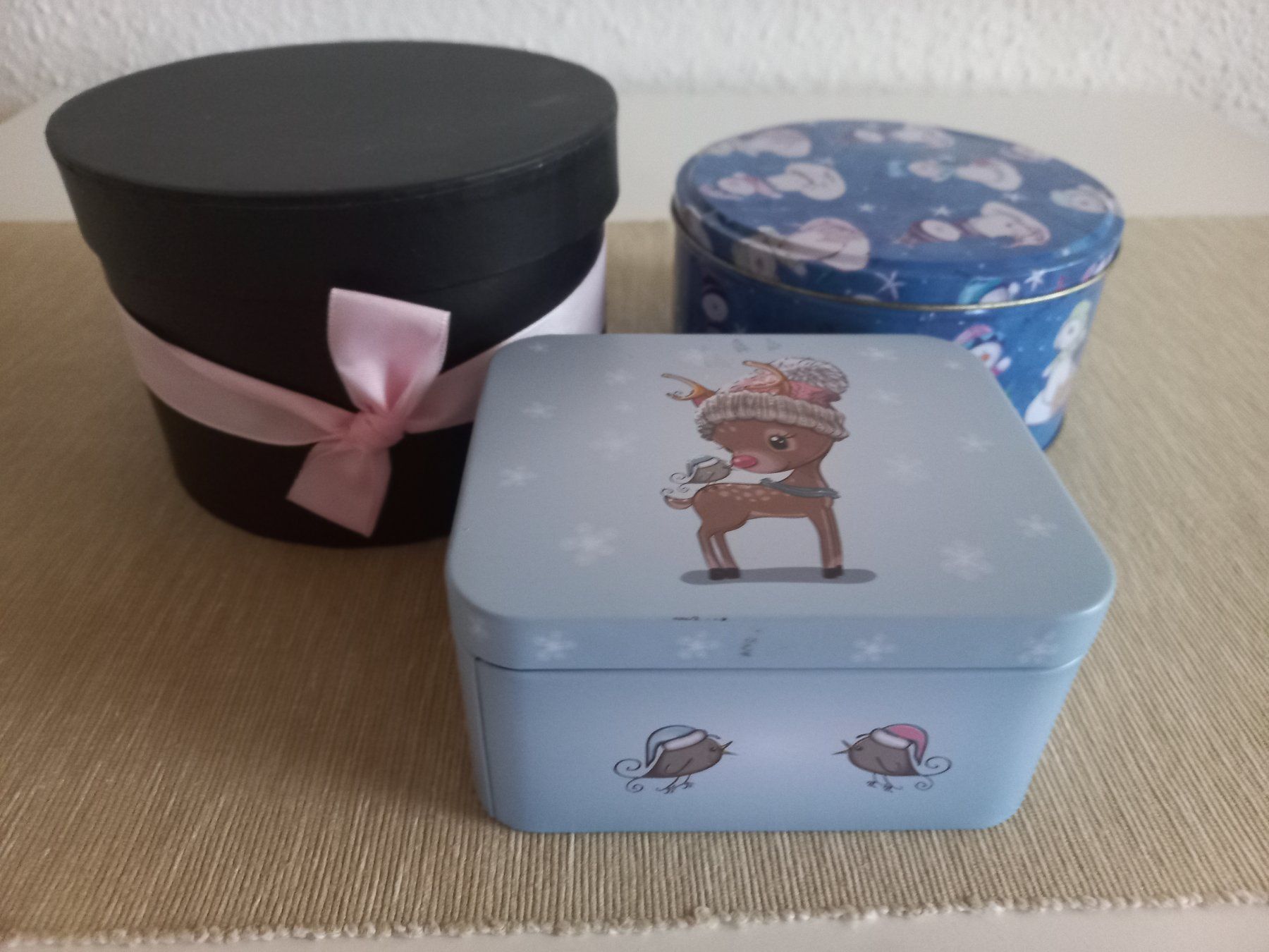 Toutes les décorations: 3 Dosen rund und eckig – D'occasion à Lachen SZ par kati68