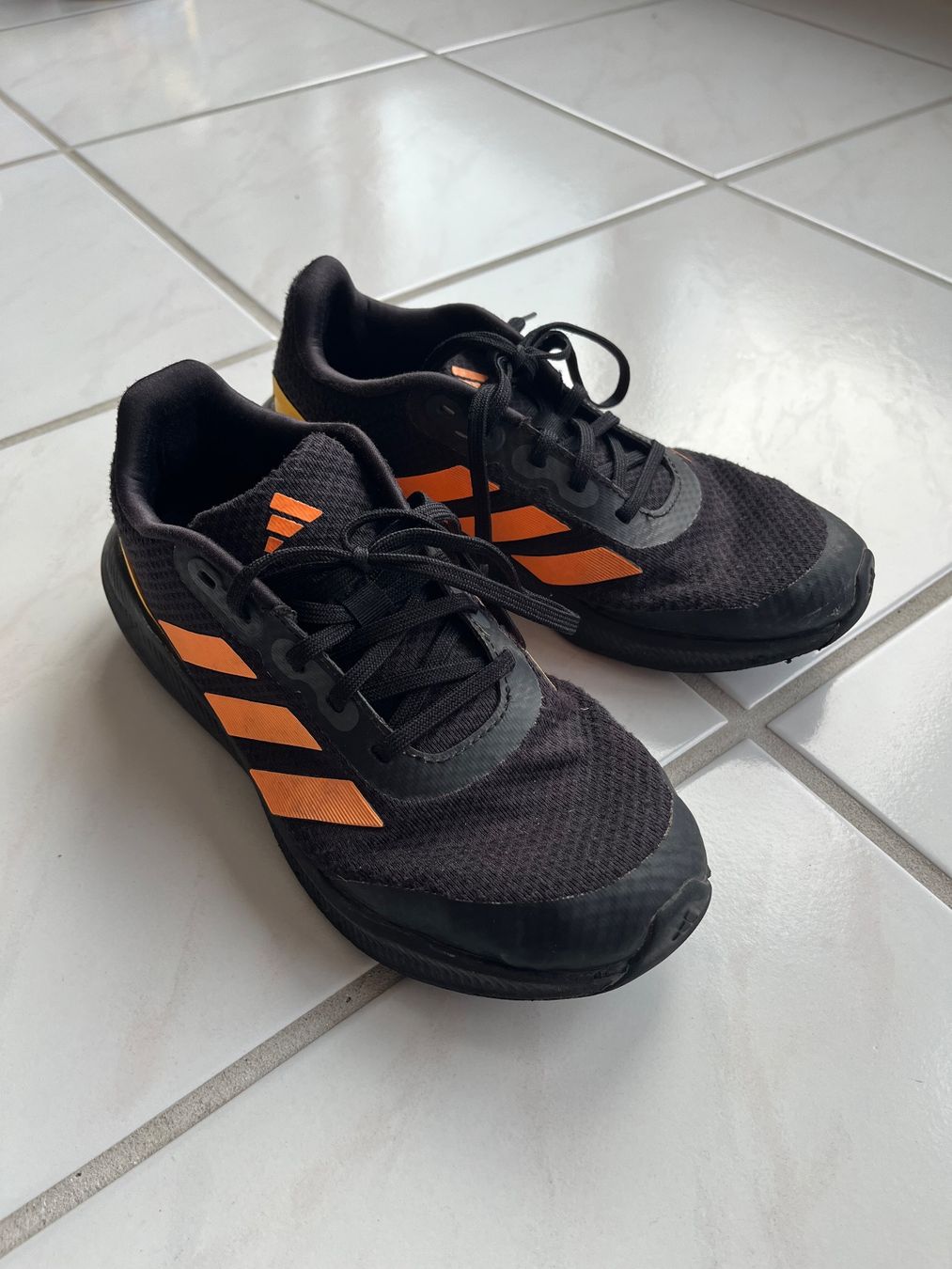 Adidas Scarpe per ragazzi: Turnschuh Grösse 37.5 Adidas – Usato da Konolfingen venduto da takkie 1
