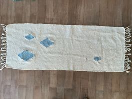 Handgewobener Teppich mit blauen Akzenten, neu